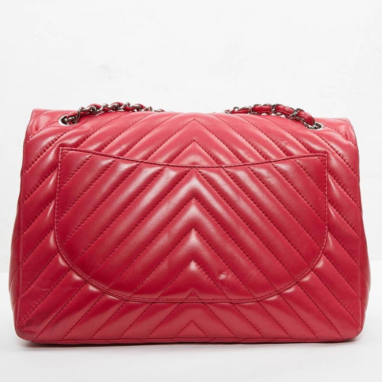 CHANEL Chevron Jumbo Leather Pink Fuchsia In Good Condition For Sale In Paris, FR