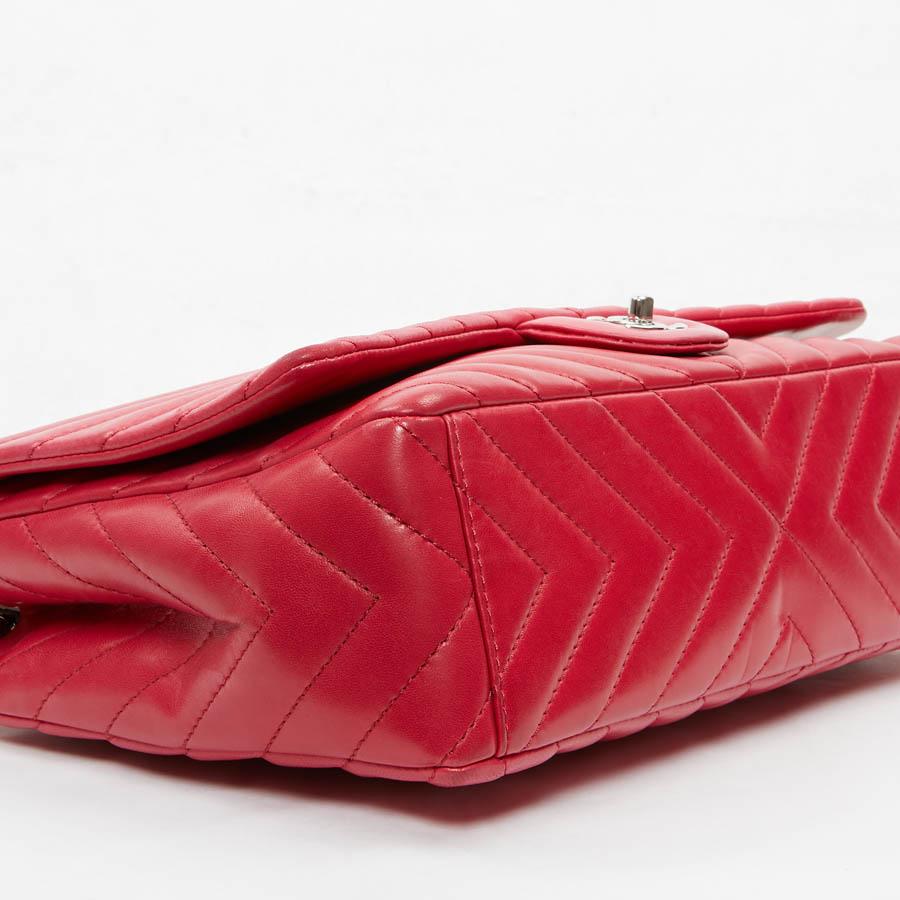 CHANEL Chevron Jumbo Leather Pink Fuchsia In Good Condition For Sale In Paris, FR