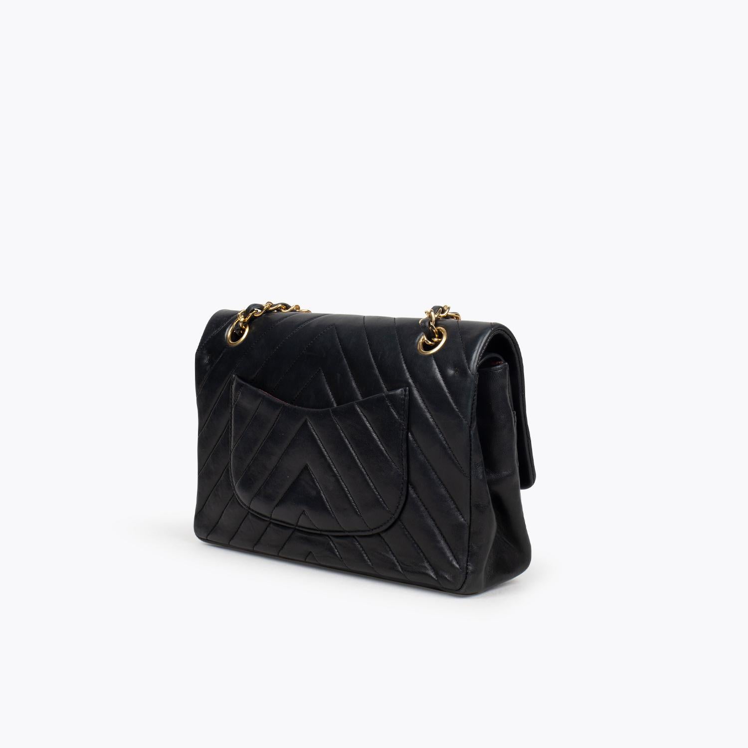 Chanel Chevron Medium Double Flap Bag In Good Condition In Sundbyberg, SE