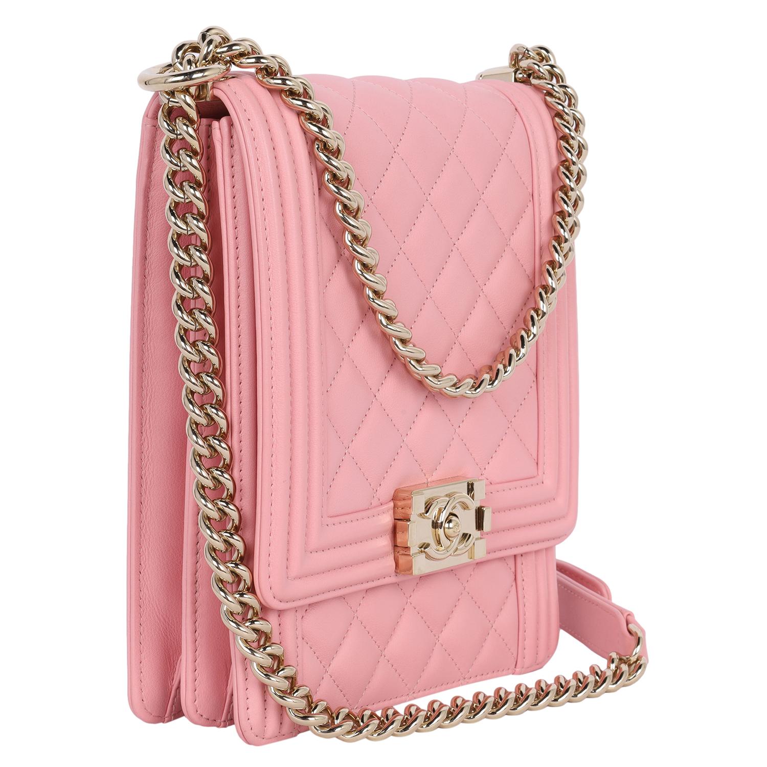 Chanel Chevron Piel de cordero acolchada Norte-Sur Le Boy Rosa en venta 6