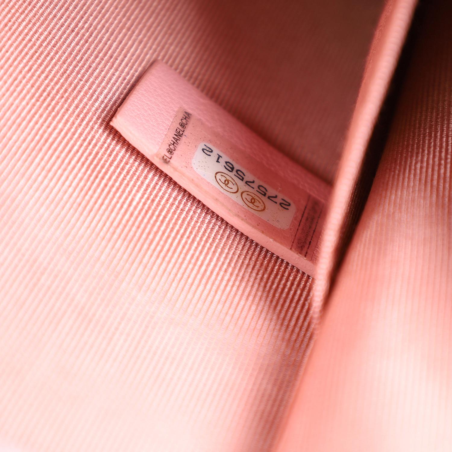 Chanel Chevron Piel de cordero acolchada Norte-Sur Le Boy Rosa en venta 7