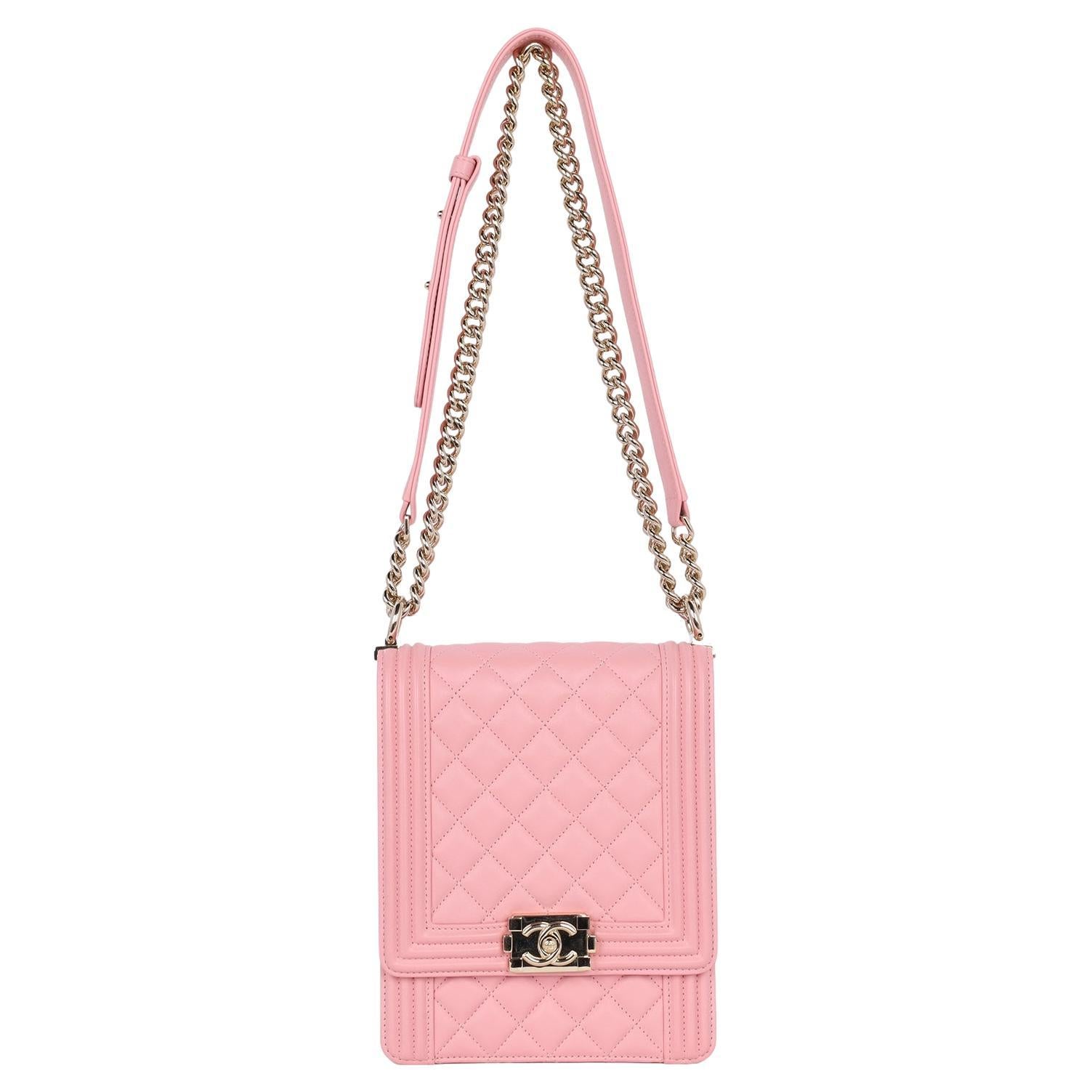 Chanel Chevron Piel de cordero acolchada Norte-Sur Le Boy Rosa en Excelente estado para la venta en Salt Lake Cty, UT