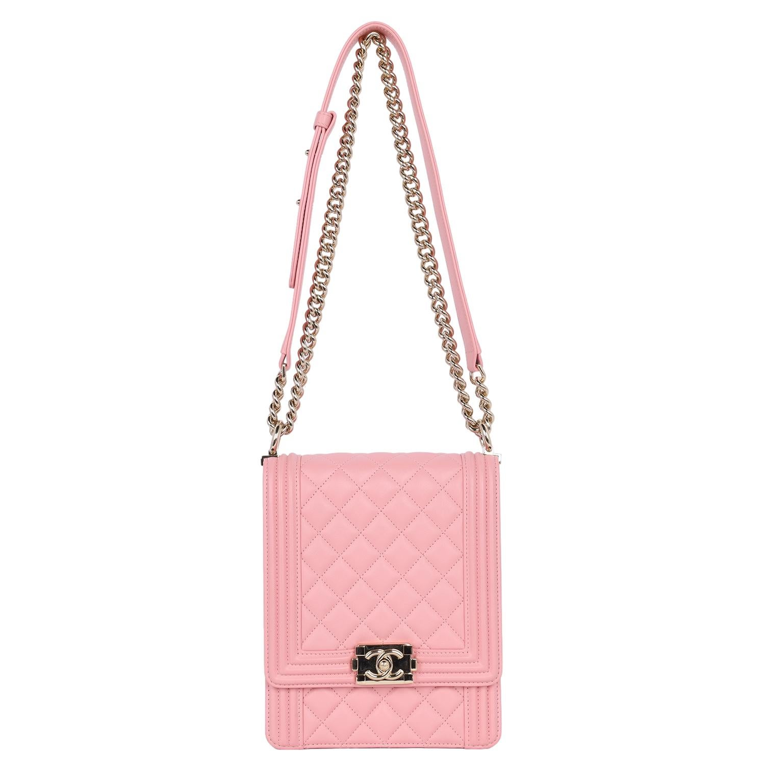 De las mujeres Chanel Chevron Piel de cordero acolchada Norte-Sur Le Boy Rosa en venta