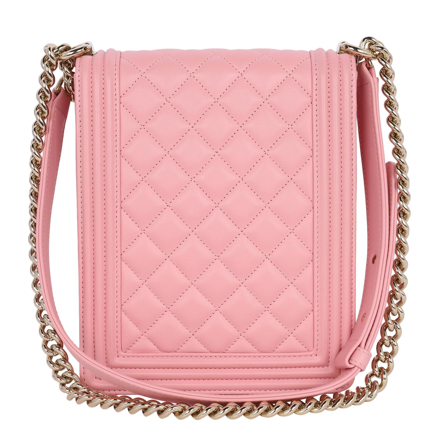 Chanel Chevron Piel de cordero acolchada Norte-Sur Le Boy Rosa en venta 1