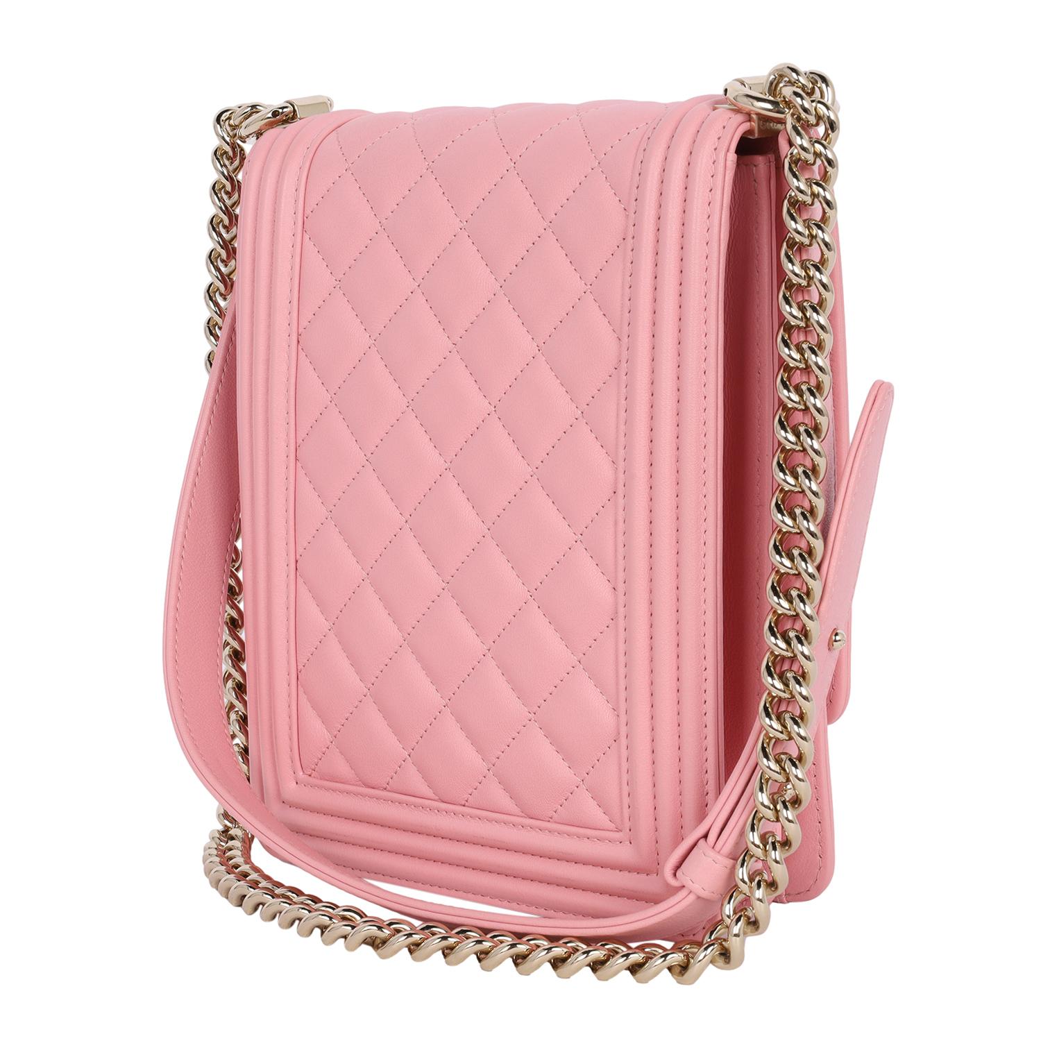 Chanel Chevron Piel de cordero acolchada Norte-Sur Le Boy Rosa en venta 3