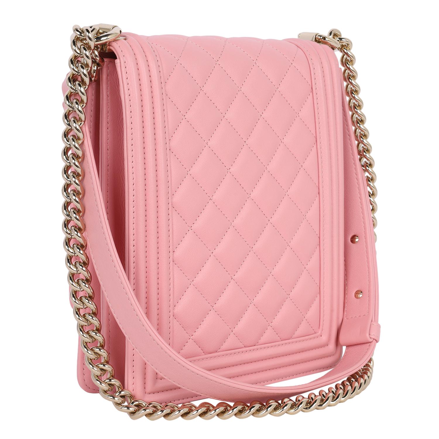 Chanel Chevron Piel de cordero acolchada Norte-Sur Le Boy Rosa en venta 4