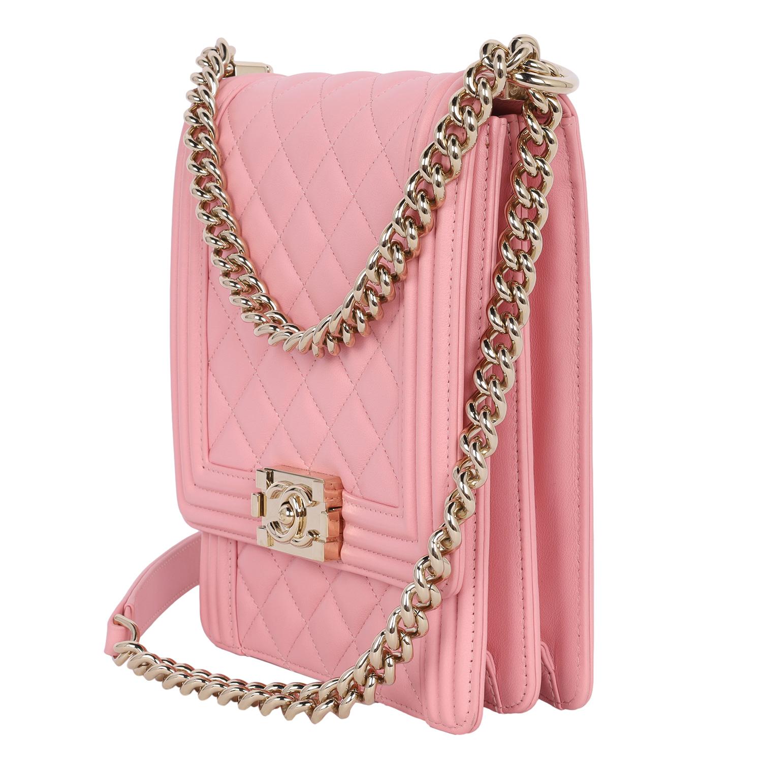 Chanel Chevron Piel de cordero acolchada Norte-Sur Le Boy Rosa en venta 5