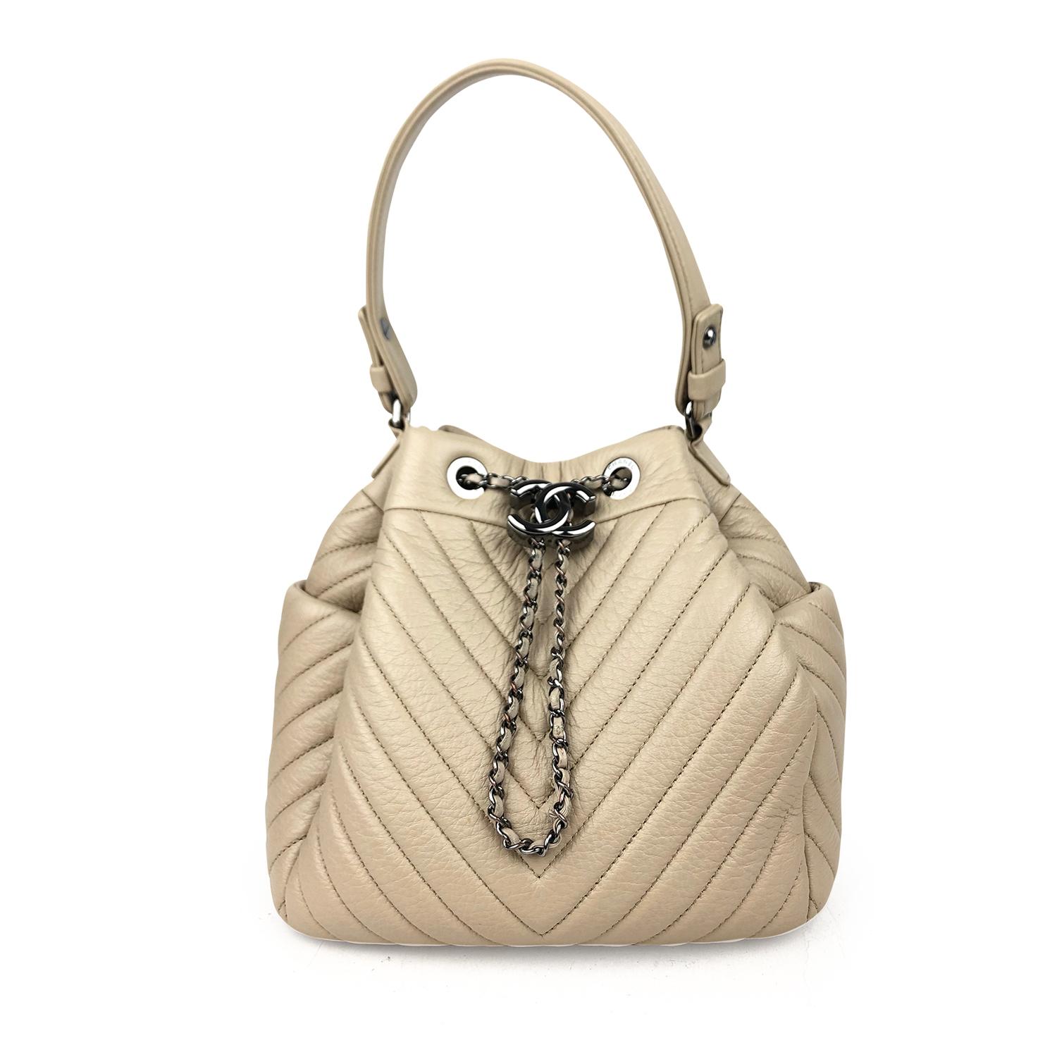 Tan chevron quilted sheepskin Chanel Small Boyish Bucket bag with 

– From the Fall 2016 Collection
– Ruthenium hardware
– Single flat top handle
– Single optional chain-link shoulder strap with leather shoulder guard
– Dual exterior slit pockets,
