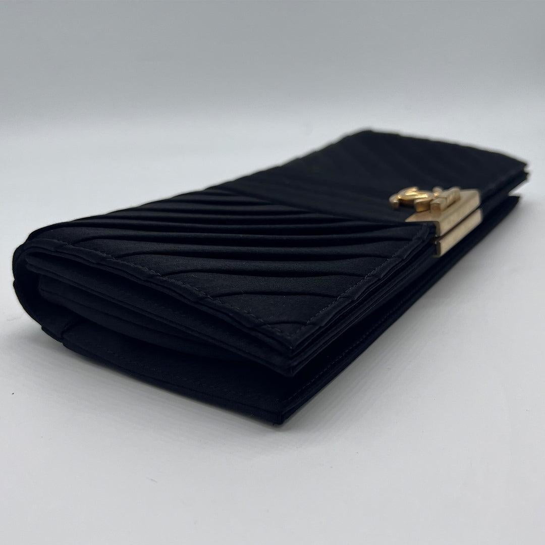 Chanel pochette de soirée à fermoir plié avec logo CC en satin à chevrons en vente 6