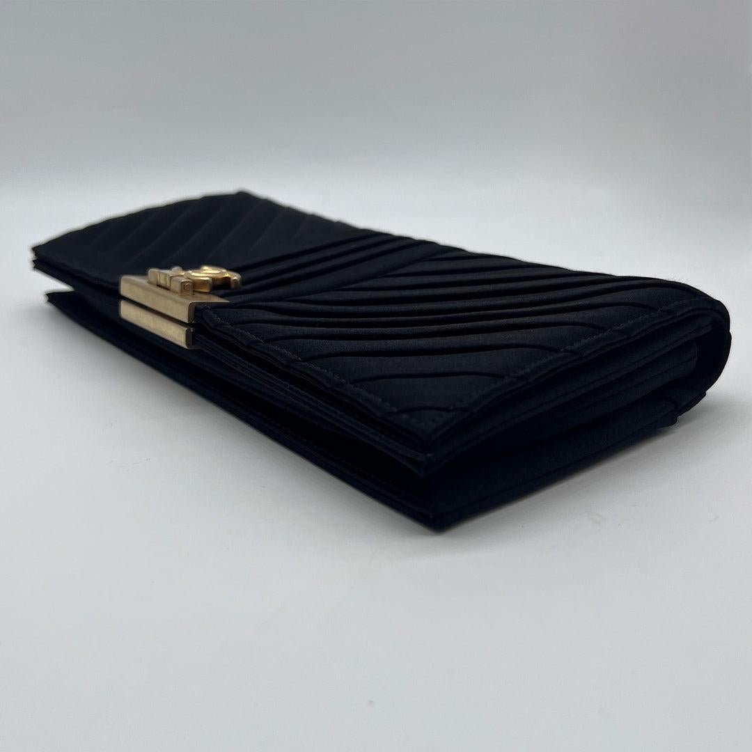 Chanel pochette de soirée à fermoir plié avec logo CC en satin à chevrons en vente 7