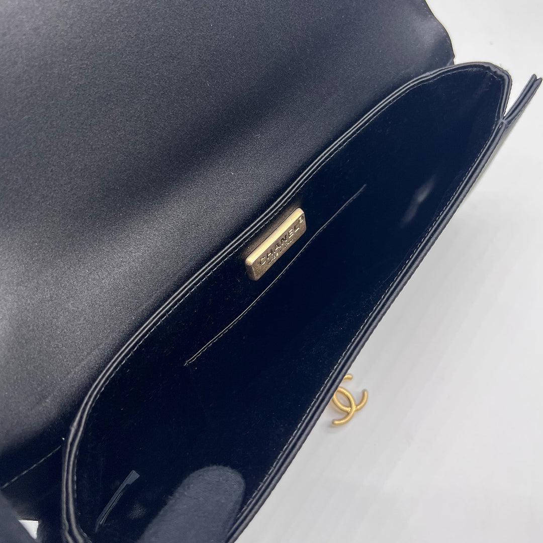 Chanel pochette de soirée à fermoir plié avec logo CC en satin à chevrons en vente 8
