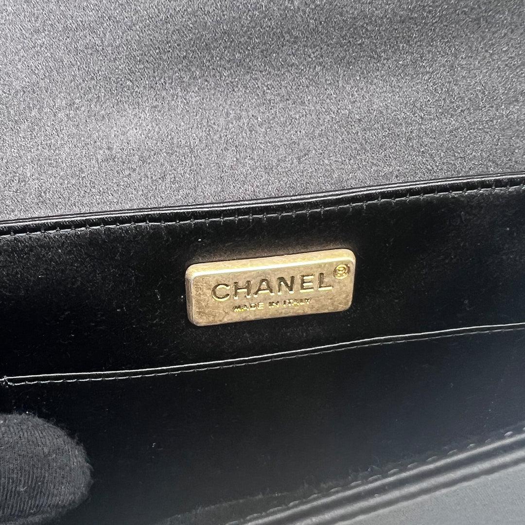 Chanel pochette de soirée à fermoir plié avec logo CC en satin à chevrons en vente 9
