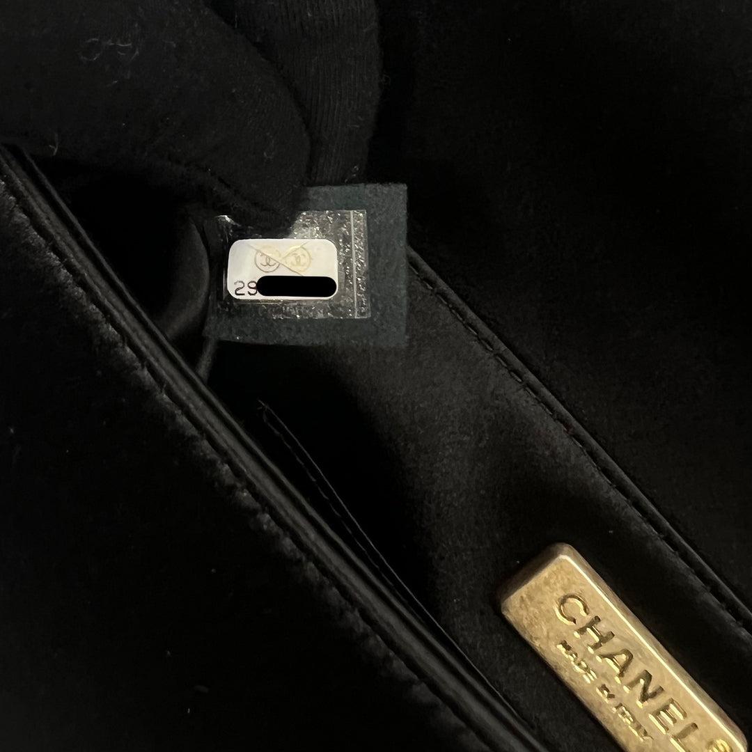 Chanel pochette de soirée à fermoir plié avec logo CC en satin à chevrons en vente 10