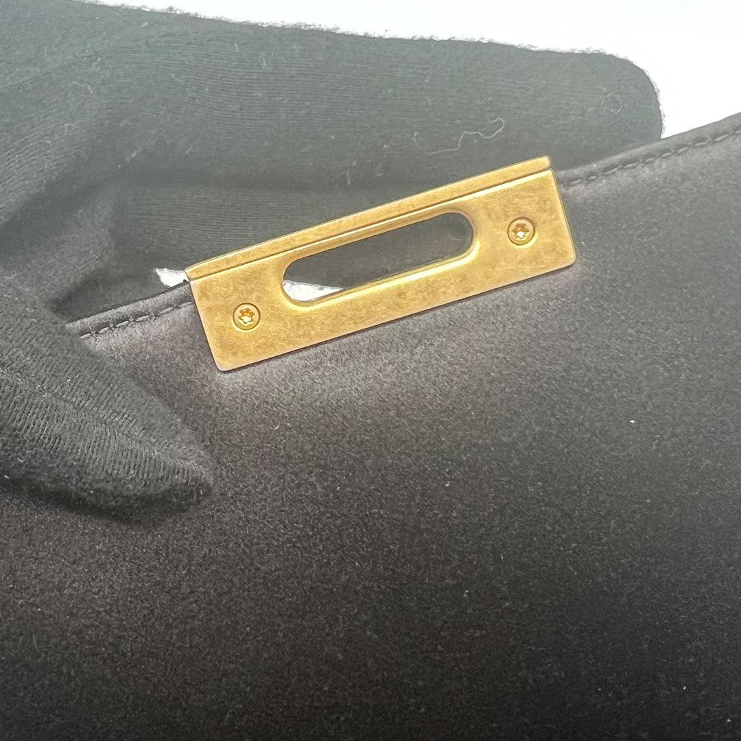 Chanel pochette de soirée à fermoir plié avec logo CC en satin à chevrons en vente 12