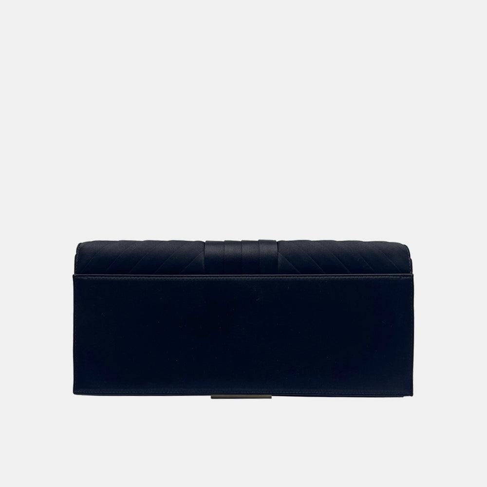 Chic et élégante, cette magnifique pochette en satin Cheron CC de Chanel ne manquera pas de faire battre votre cœur. Conçue pour le moment de briller avec sa forme allongée, elle est parfaitement construite pour être tenue d'une seule main. Vous