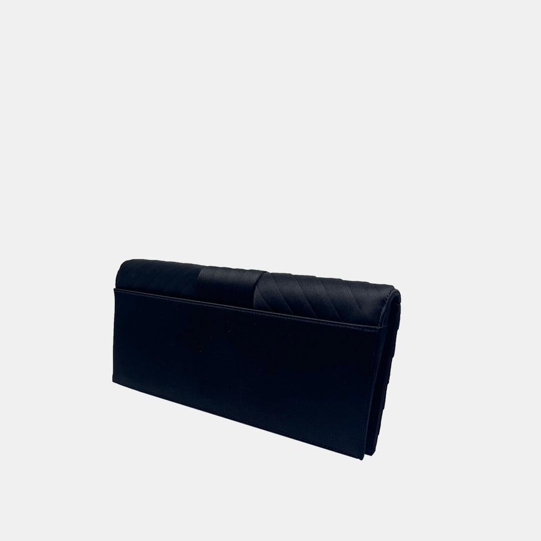 Noir Chanel pochette de soirée à fermoir plié avec logo CC en satin à chevrons en vente