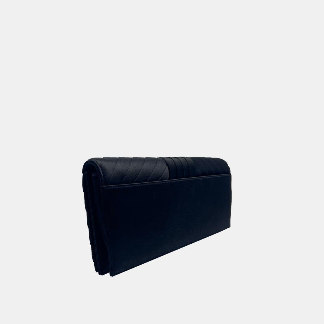 Chanel pochette de soirée à fermoir plié avec logo CC en satin à chevrons Bon état - En vente à London, GB