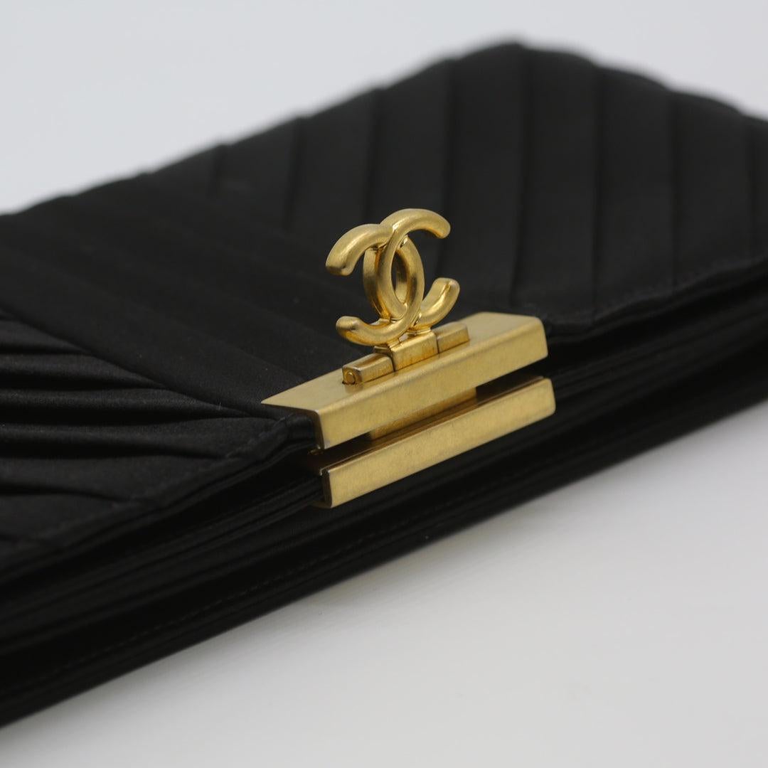 Chanel pochette de soirée à fermoir plié avec logo CC en satin à chevrons Unisexe en vente