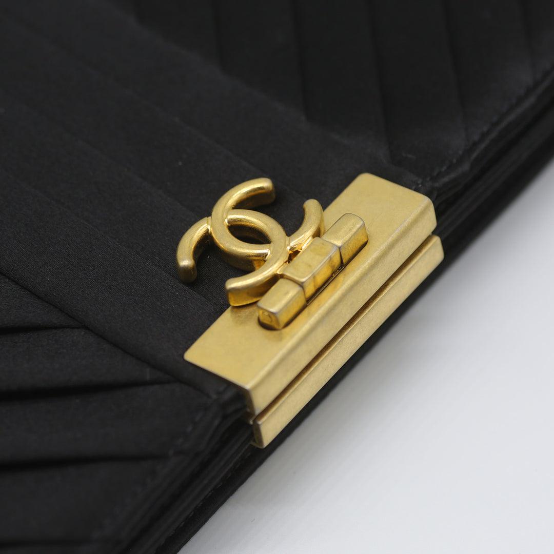 Chanel pochette de soirée à fermoir plié avec logo CC en satin à chevrons en vente 1