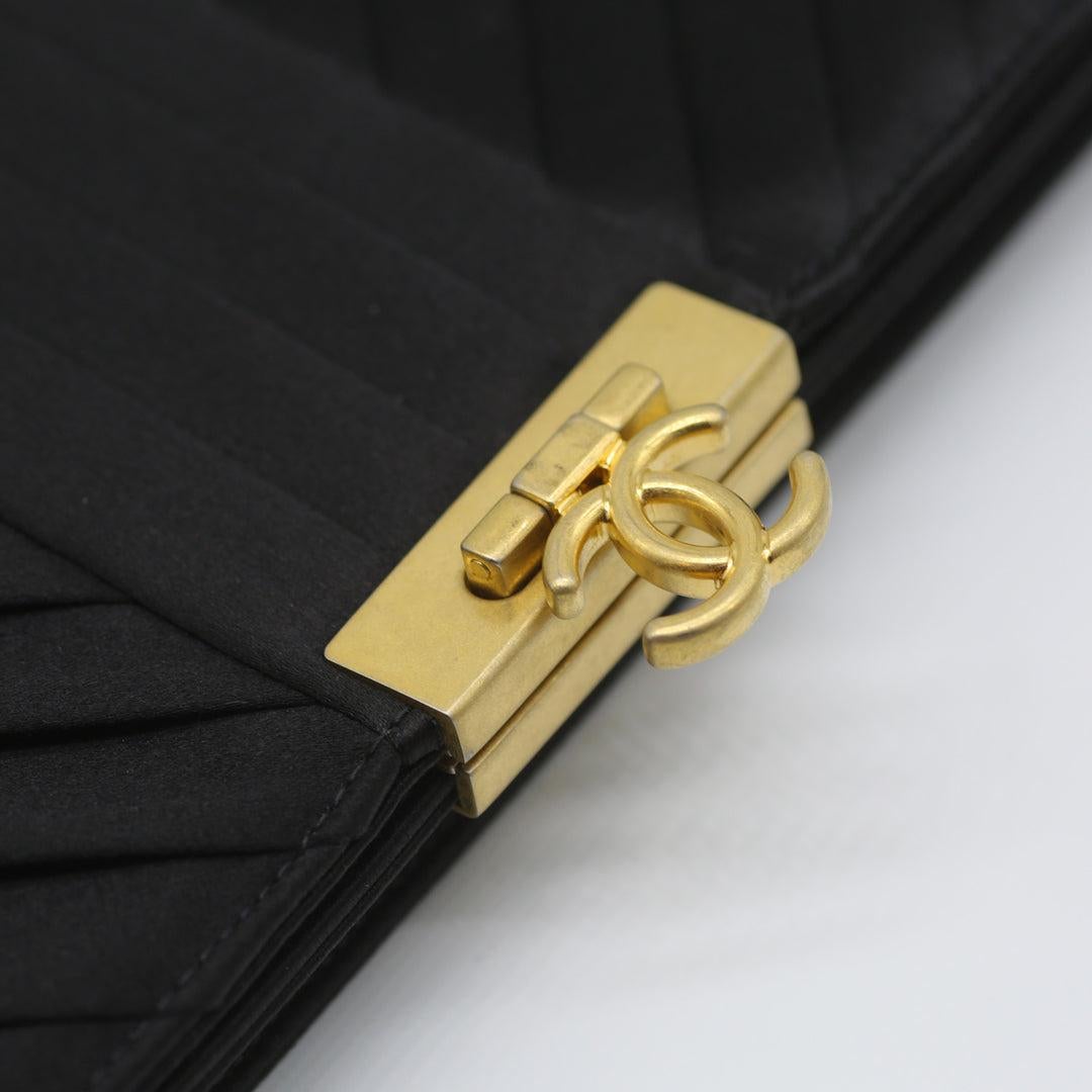 Chanel pochette de soirée à fermoir plié avec logo CC en satin à chevrons en vente 2