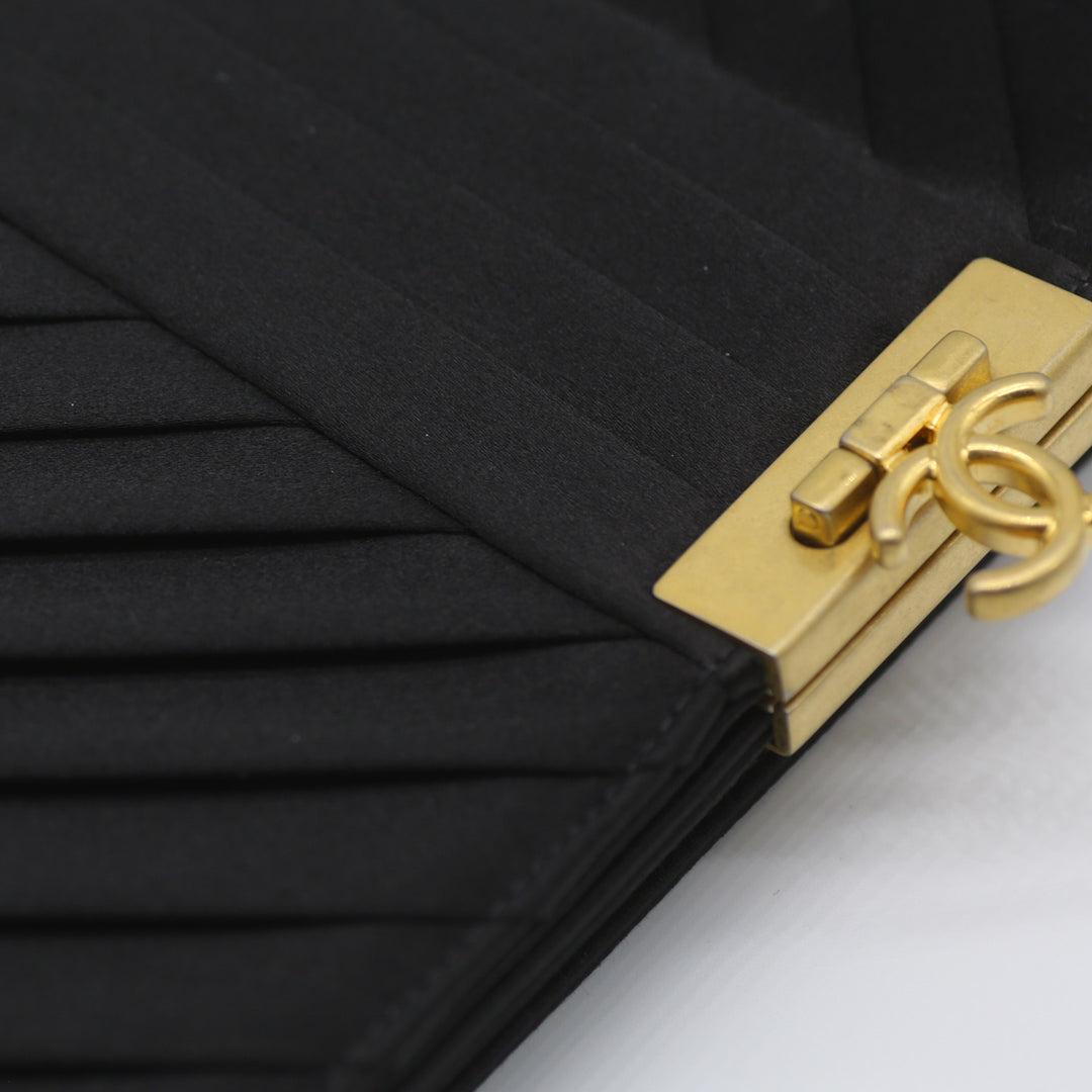 Chanel pochette de soirée à fermoir plié avec logo CC en satin à chevrons en vente 3