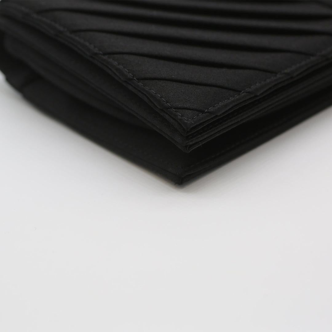 Chanel pochette de soirée à fermoir plié avec logo CC en satin à chevrons en vente 4