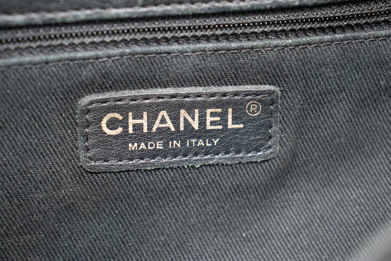 Chanel Chevron V-Stitch Leder Kette Umhängetasche mit einer Klappe im Angebot 13