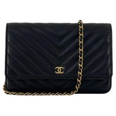 CHANEL Chevron Wallet on Chain Black Lambskin Leather 2019 CHANEL Chevron Wallet on Chain Black Lambskin Leather 2019