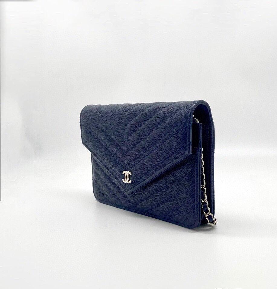 Chanel Chevron Wallet on Chain Navy Caviar Leather with Silver Hardware In Excellent Condition In AUBERVILLIERS, FR