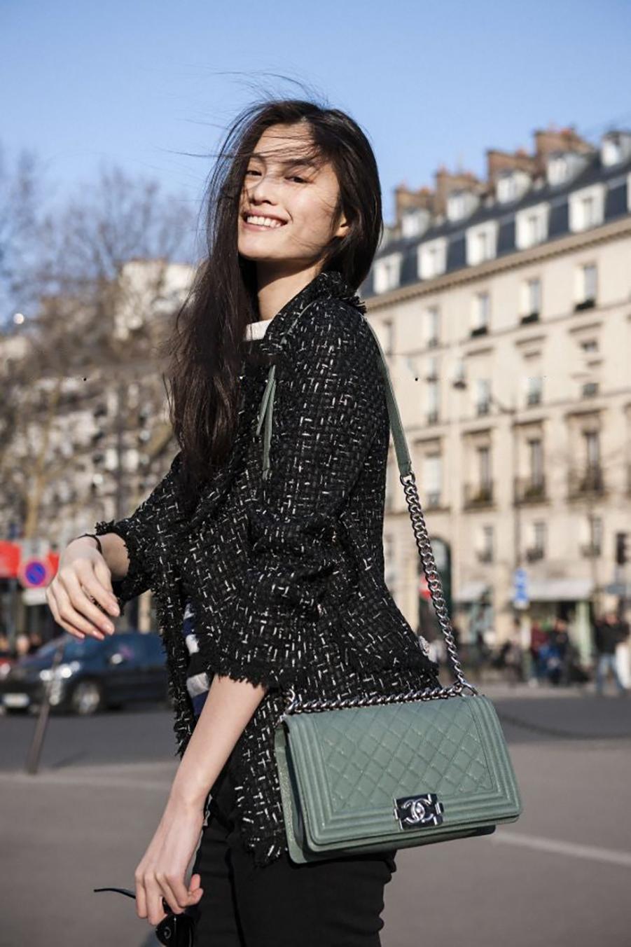 Veste en tweed Chiara Ferragni à ruban avec logo Chanel 1