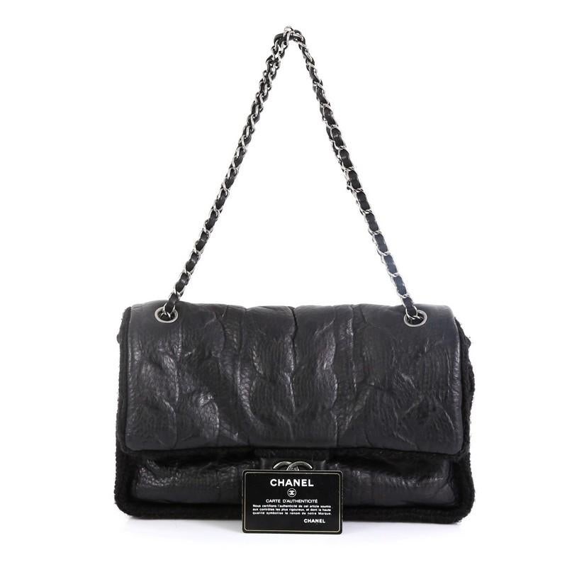 This Chanel Chic Knit Flap Bag Sheepskin and Wool Small, crafted in black sheepskin and wool, features woven in leather chain link strap, and aged-silver hardware. Its CC turn lock closure opens to a black leather interior with zip pocket. Hologram