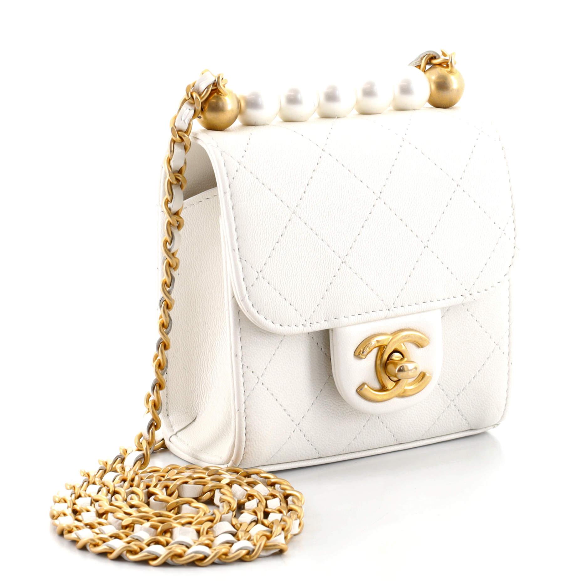 Chanel Chic Pearls Umhängetasche aus gestepptem Ziegenleder Mini (Beige)
