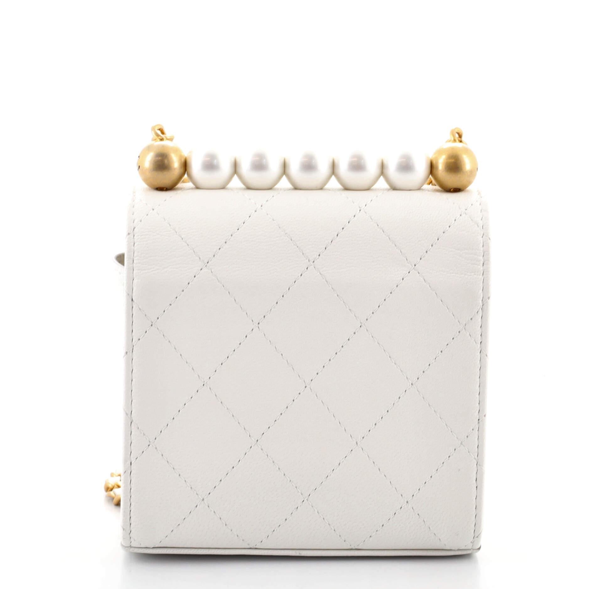 Chanel Chic Pearls Umhängetasche aus gestepptem Ziegenleder Mini im Zustand „Gut“ in NY, NY