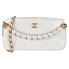 Chanel Chic Pearls Clutch mit doppeltem Reißverschluss und Kette aus gestepptem Lammfell