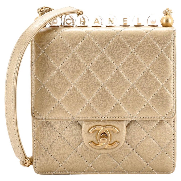 Chanel Bolso Chic con Solapa de Perlas Piel de Cabra Acolchada con Cuentas  Acrílicas Mini en venta en 1stDibs