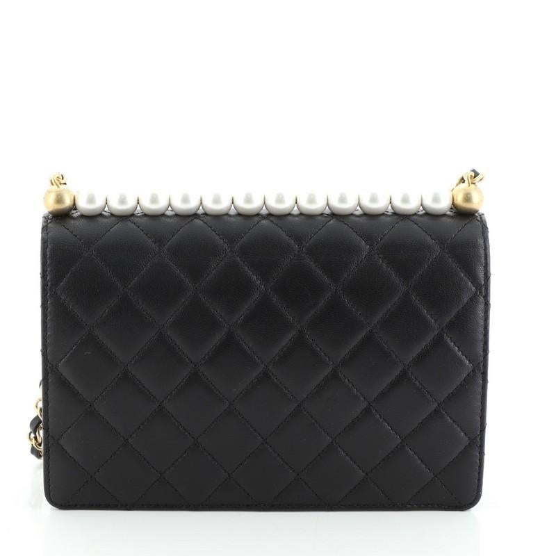 Chanel Chic Perlen Klappe Tasche gesteppt Lammfell klein im Zustand „Gut“ in NY, NY
