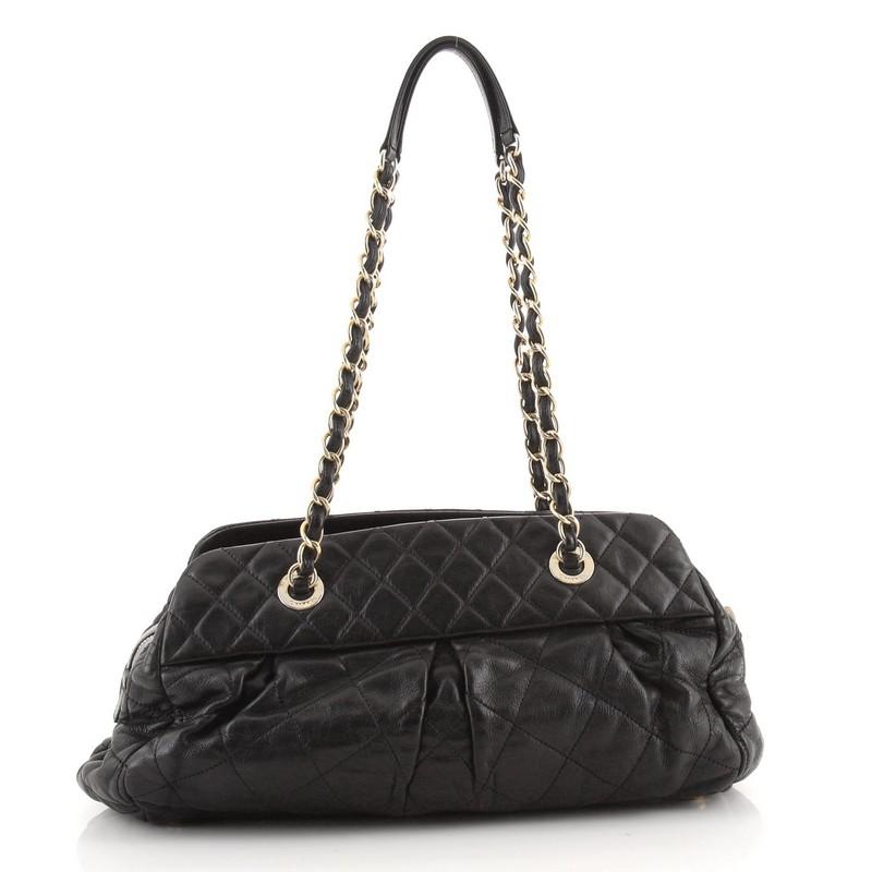 Chanel Chic Quilt Bowlingtasche Gesteppt schillerndes Kalbsleder Medium im Zustand „Gut“ in NY, NY