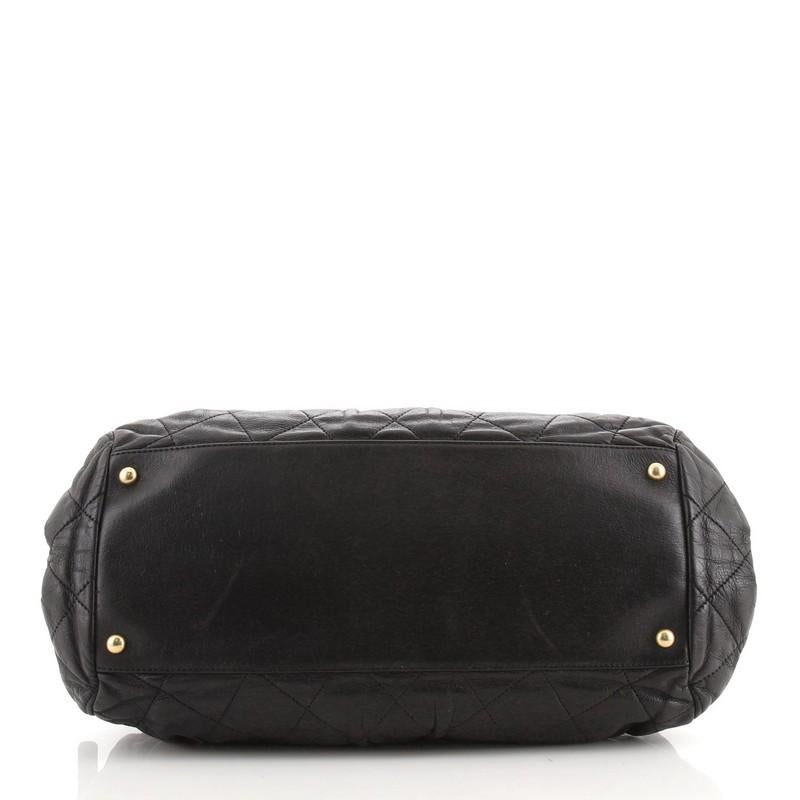 Chanel Chic Quilt Bowlingtasche Gesteppt schillerndes Kalbsleder Medium für Damen oder Herren
