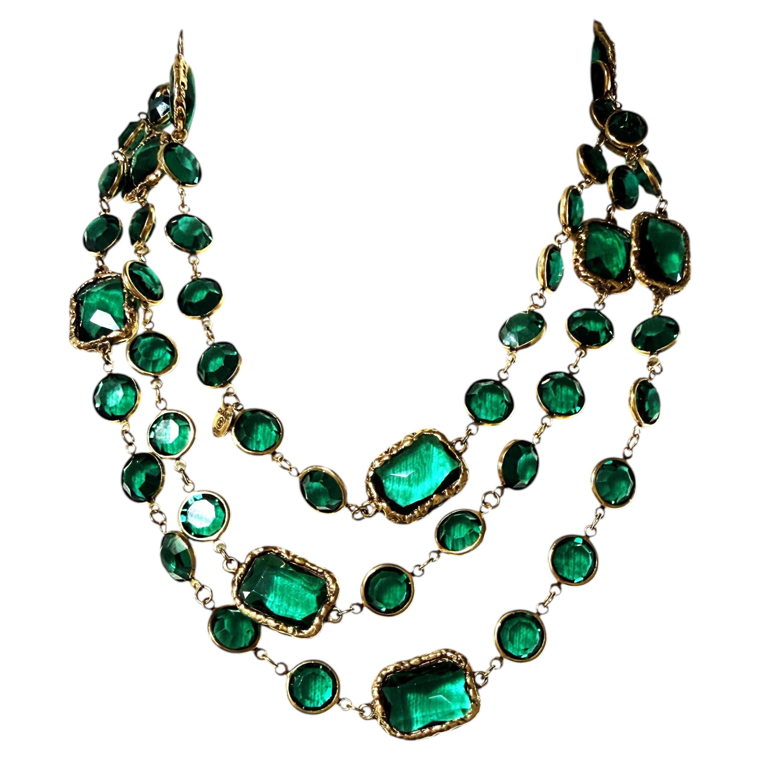 Collar «Chicklet» de Chanel de 1981, oro chapado con cristales esmeralda, Francia