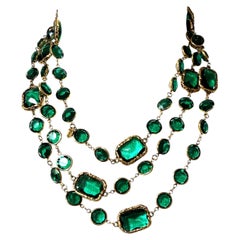 Collier « Chicklet » Chanel de 1981, en or plaqué or avec cristaux émeraude, France