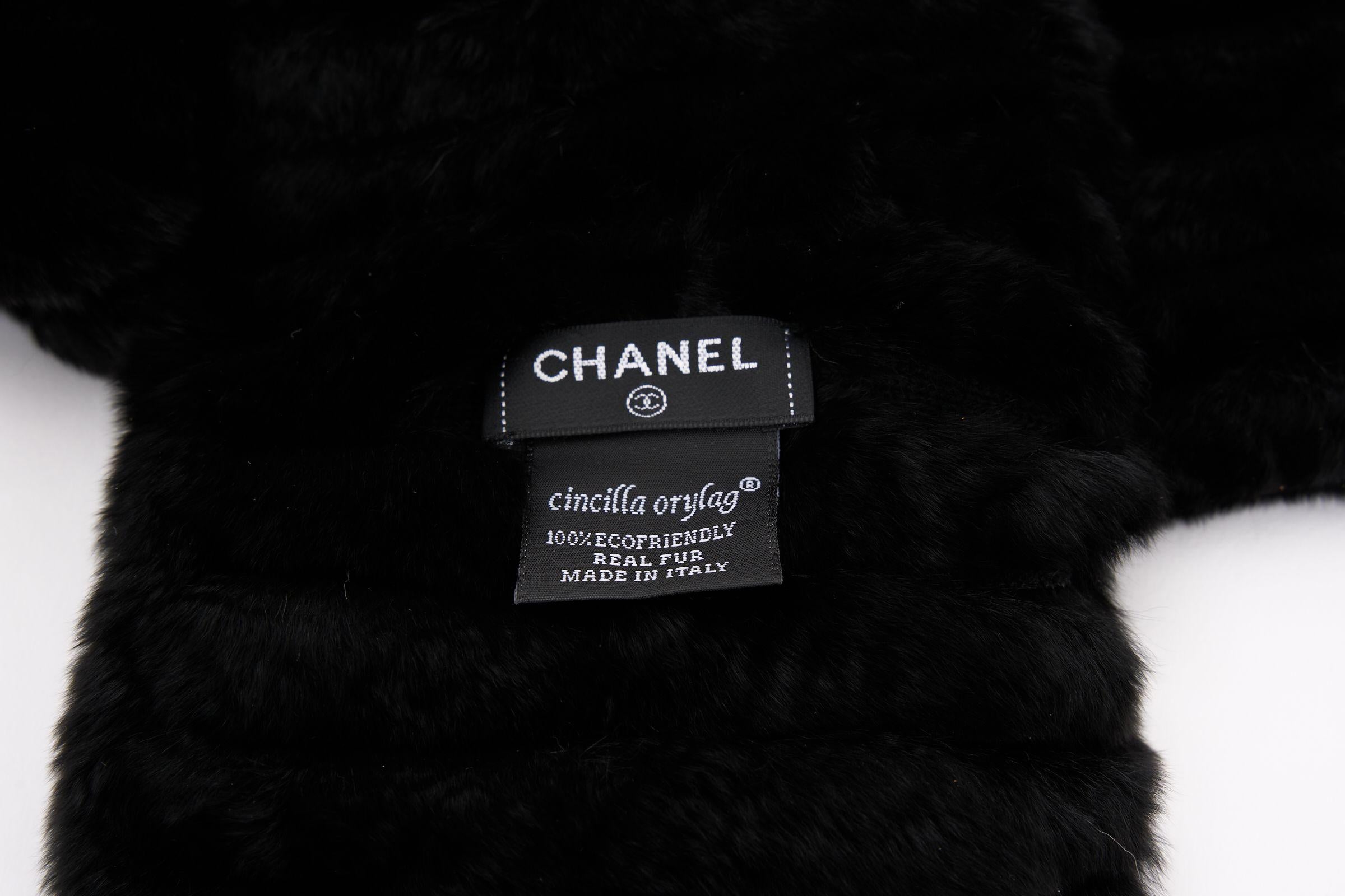 Chanel Chincilla Orylag Fur CC Scarf In New Condition For Sale In West Hollywood, CA