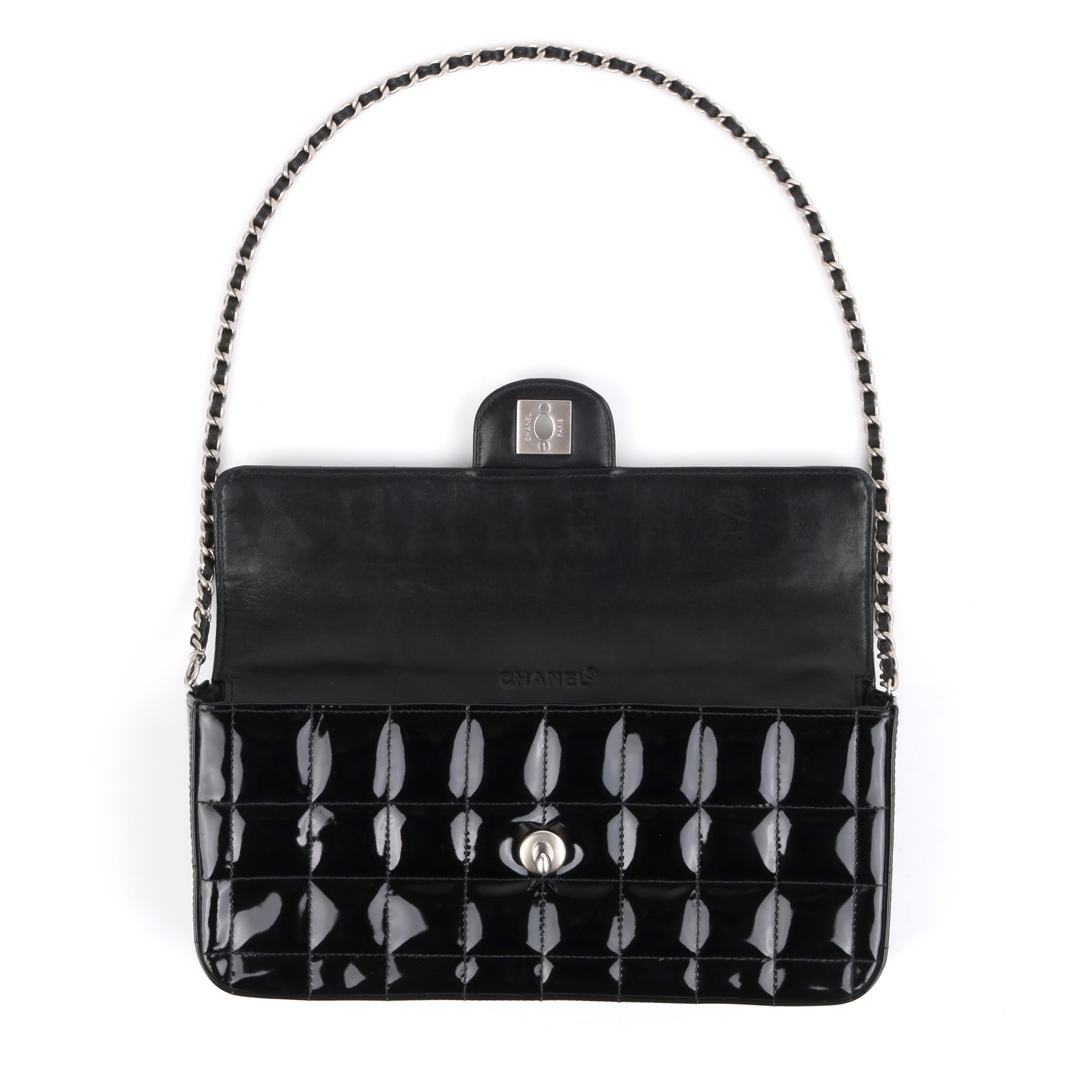 CHANEL 'Chocolate Bar' Black Patent Leather matte silver CC logo Shoulder Bag In Good Condition In Thiensville, WI