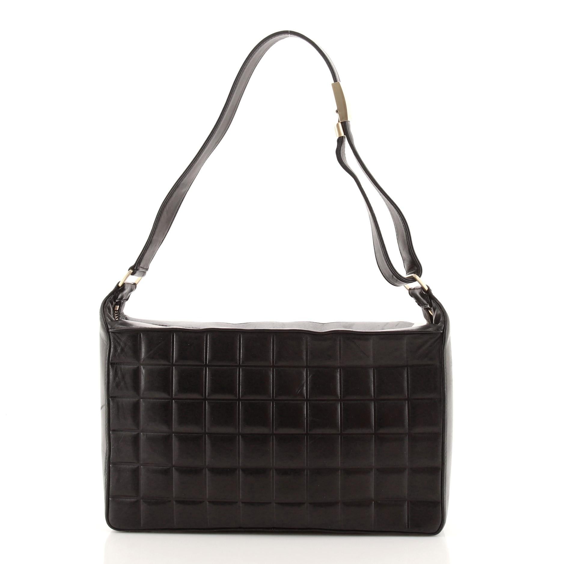 Chanel Schokoladenfarbene Bar CC Umhängetasche aus gestepptem Leder Medium (Schwarz)