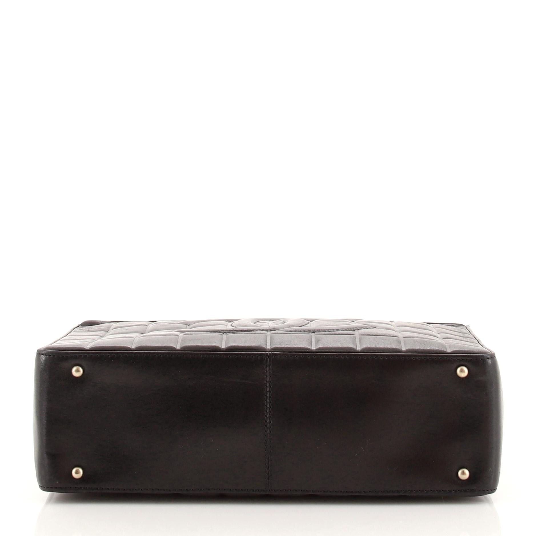 Chanel Schokoladenfarbene Bar CC Umhängetasche aus gestepptem Leder Medium im Zustand „Gut“ in NY, NY