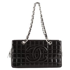 Chanel Schokoladenbraune Bar CC Tragetasche aus gestepptem Lack Medium