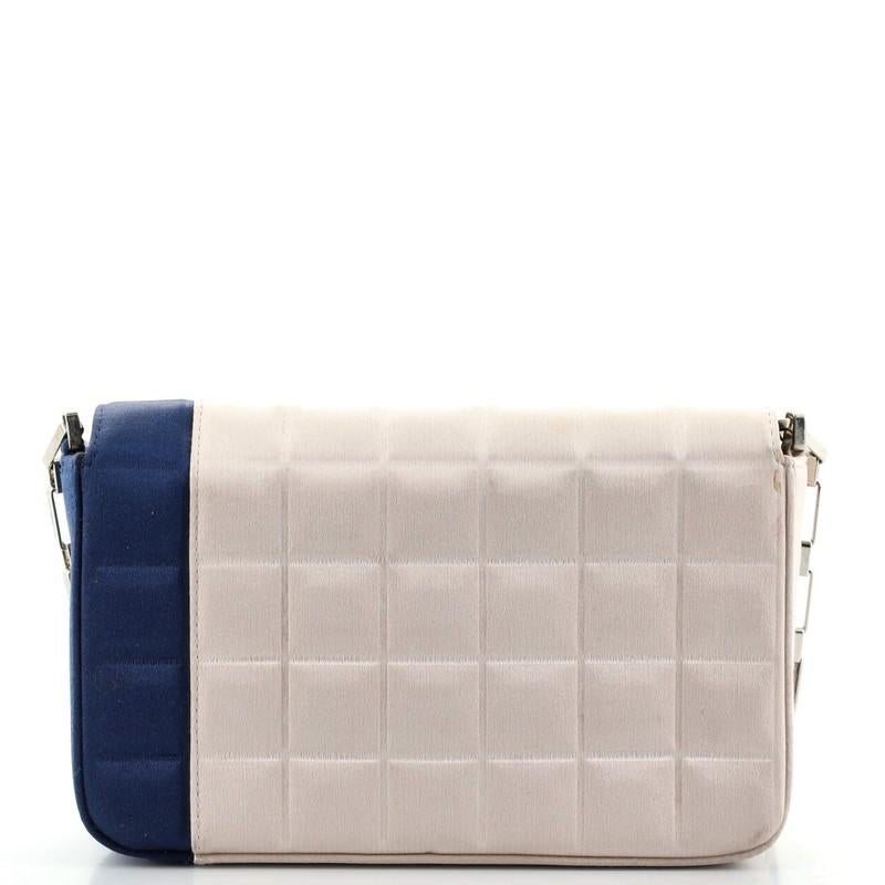Chanel Schokoladenbraune Barkette Clutch aus gestepptem Satin Mini im Zustand „Gut“ in NY, NY