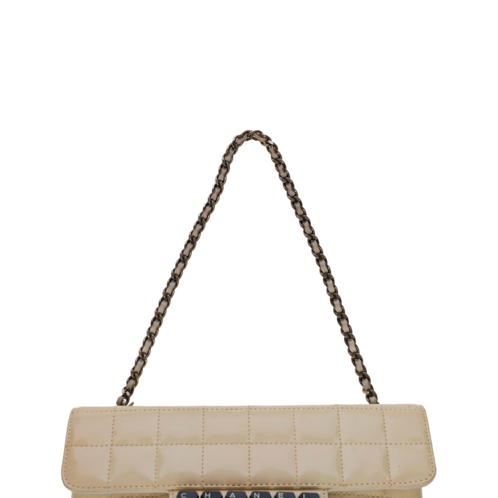 Chanel Chocolate Bar Clavier shoulder bag in beige quilted patent leather, SHW 4