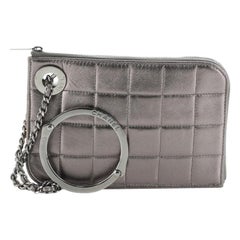 Chanel Chocolat Bar Handcuff Clutch en cuir matelassé Small