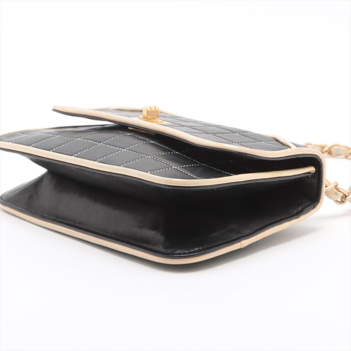 Women's Chanel Chocolate Bar Lambskin Chain Shoulder Bag Black x Ivory For Sale