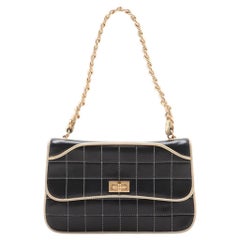 Chanel Chocolate Bar Borsa a tracolla in pelle d'agnello con catena Nero x Avorio